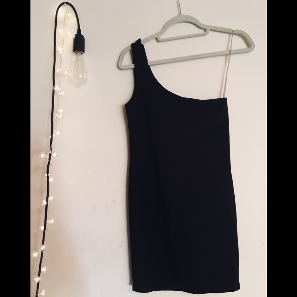 Little Black “One Shoulder” Dress.🌑